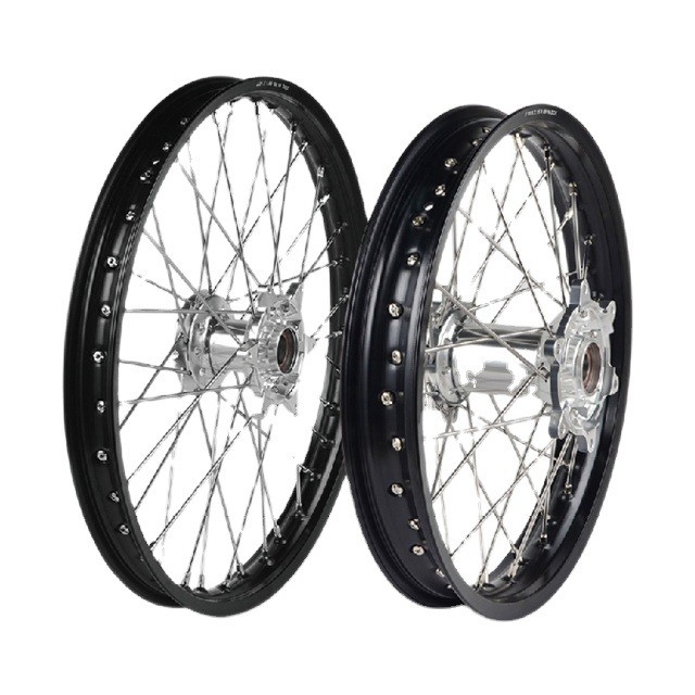 Cor vermelha do eixo e da borda para WM 2.15-18 Rodas completas de motocicleta